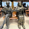 Preta Gil ganha estátua ao lado de Gilberto Gil em Copacabana