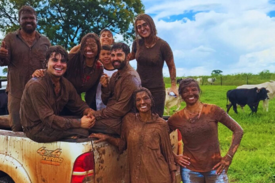 Ana Castela diverte fãs com brincadeira na lama entre os