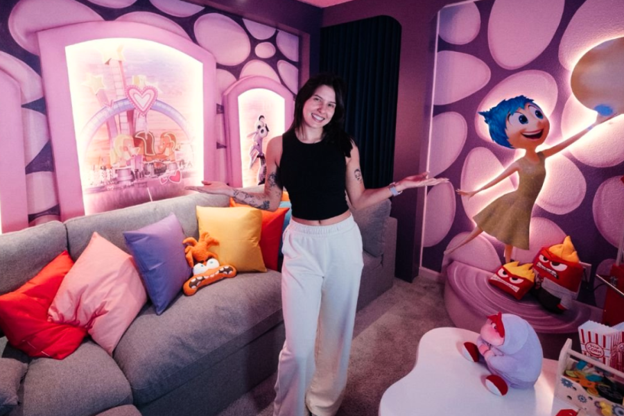 Ana Castela inaugura mansão temática em Orlando com desenhos famosos