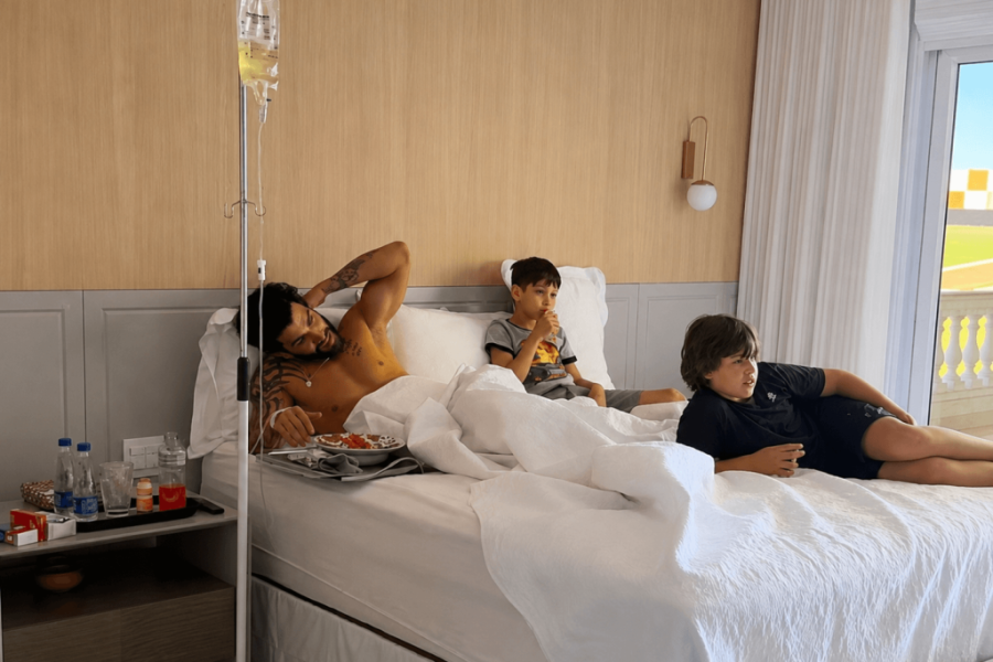 Gusttavo Lima aparece acamado enquanto assiste jogo do Brasil e