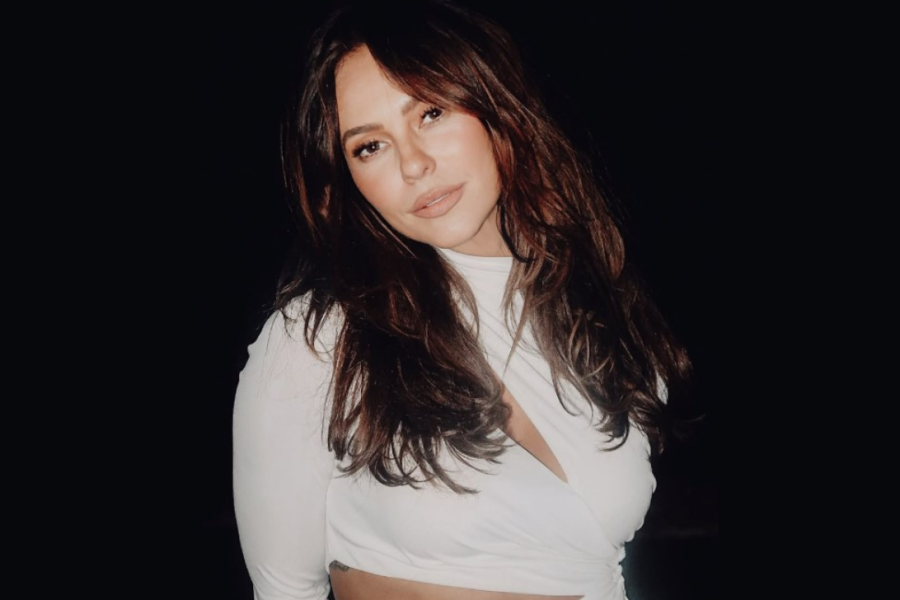 Paolla Oliveira recebe caminhão de rosas de admirador secreto