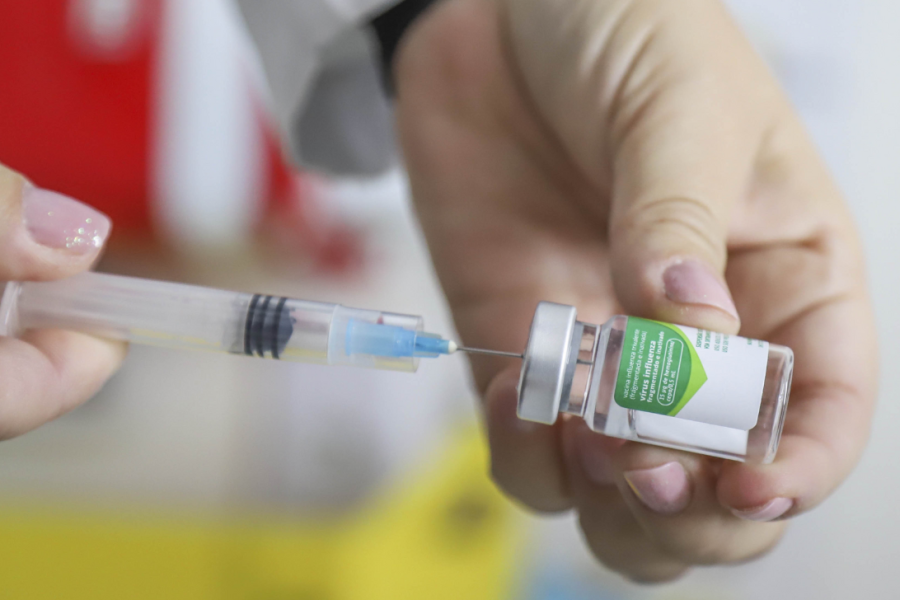 Saúde começa a aplicar vacina contra gripe em terminais de